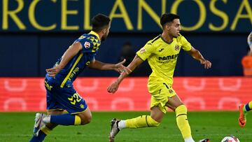 VILLARREAL (CSTELLÓN), 30/09/2024.- El delantero del Villarreal Ilias Akhomach (d) juega un balón ante Kirian Rodríguez, de Las Palmas, durante el partido de LaLiga en Primera División que Villarreal CF y UD Las Palmas disputan este lunes en el estadio de La Cerámica. EFE/Andreu Esteban