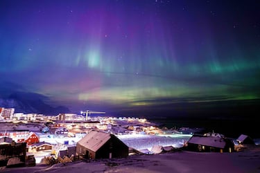 La aurora boreal se ve en el cielo sobre Nuuk, Groenlandia. 
