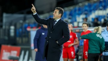 MADRID, 13/11/2024.- El entrenador del Real Madrid, Alberto Toril, da instrucciones a sus jugadoras este miércoles, en el partido de la Liga de Campeones UEFA, entre el Real Madrid y el CF Twente, en el estadio Alfredo Di Stéfano de Madrid. EFE/ Kiko Huesca