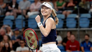 La tenista británica Harriet Dart celebra su victoria ante la australiana Maddison Inglis en el partido de la eliminatoria entre Gran Bretaña y Australia en la United Cup.