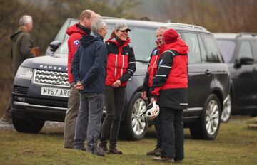 Los príncipes de Gales charlan con varios miembros del Central Beacons Mountain Rescue Team.