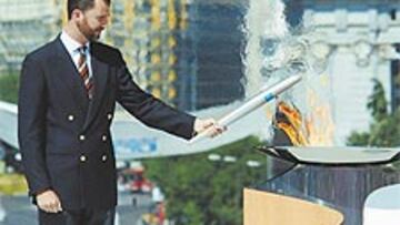 <b>FUEGO OLÍMPICO EN MADRID. </b>El Príncipe de Asturias enciende el pebetero en la Puerta de Alcalá.
