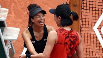 Su-Wei Hsieh y Xinyu Wang celebran su triunfo en la final femenina de dobles de Roland Garros.