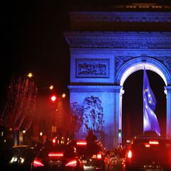 Polémica en el Arco del Triunfo tras la retirada una bandera de la Unión Europea