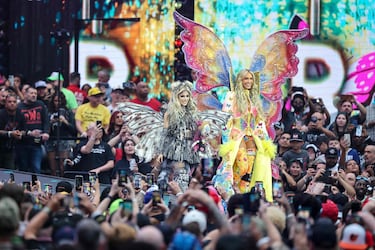 Alexa Bliss y Charlotte Flair hacen su entrada al recinto antes del combate por el Campeonato Femenino por Parejas, en la primera noche de WrestleMania 42, en el Allegiant Stadium de Las Vegas.