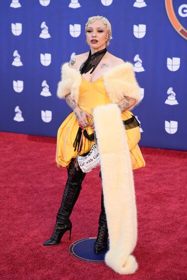 Mon Laferte posa en la alfombra roja de los Latin Grammys 2025 celebrados en el MGM Grand Las Vegas.  



 
 
