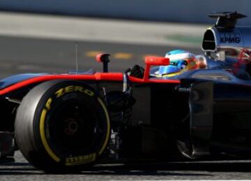 El piloto español de McLaren Fernando Alonso, durante la cuarta tanda de entrenamientos de pretemporada del Mundial de Fórmula Uno, que se realiza en el Circuito de Cataluña.