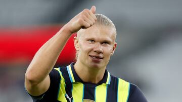 London (United Kingdom), 31/08/2024.- Erling Haaland of Manchester City, holding a match ball for scoring a hat-trick, applauds fans at the end of the English Premier League soccer match of West Ham United against Manchester City, in London, Britain, 31 August 2024. (Reino Unido, Londres) EFE/EPA/DAVID CLIFF EDITORIAL USE ONLY. No use with unauthorized audio, video, data, fixture lists, club/league logos, 'live' services or NFTs. Online in-match use limited to 120 images, no video emulation. No use in betting, games or single club/league/player publications.