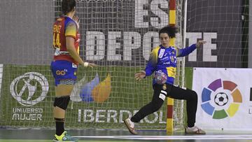 La portera Mercedes Castellanos, durante un partido de las Guerreras de la Selecci&oacute;n espa&ntilde;ola de balonmano femenino.