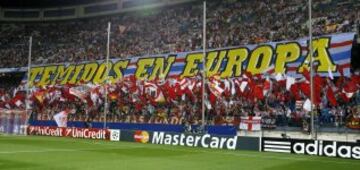 La afición del Atlético de Madrid anima al equipo antes de comenzar el partido de la segunda jornada de la fase de grupos de la Liga de Campeones que Atlético de Madrid y Juventus disputan esta noche en el estadio Vicente Calderón, en Madrid. 