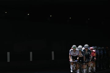 El ciclista alemán del equipo UAE Team Emirates, Nils Politt (i), lidera el grupo de ciclistas en la salida de un túnel en los Alpes.