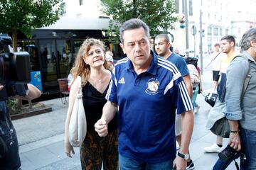 Tomás Roncero  llegando a la Casa del Libro