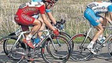 <b>VIGILADOS. </b>De izquierda a derecha: Flecha, Chavanel, Knees, Sprick y Verdugo. El pelotón nunca permitió que superaran los cuatro minutos de ventaja.