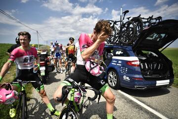 Duras protestas de los agricultores franceses, que usaron gases lacrimógenos, durante la decimosexta etapa de la ronda francesa entre las localidades de Carcasona y Bagnères-de-Luchon. En la foto, varios ciclistas se limpian los ojos. 