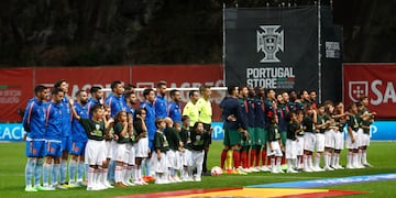 Formación de los equipos de España y Portugal.
