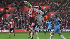 Manchester City de Bravo golea y mete presión al Liverpool