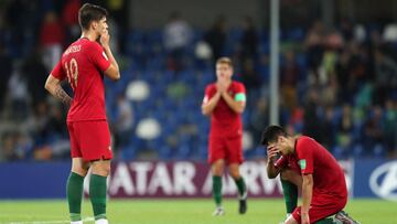 Los jugadores de Portugal se lamentan tras empatar ante Sud&aacute;frica.