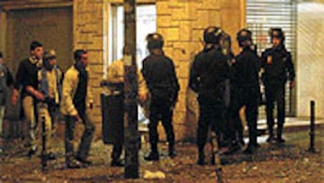 <B>CARGAS POLICIALES</B>. La Policía actuó con los antidisturbios, incluso utilizó bolas de gomas.