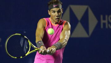 El tenista espa&ntilde;ol Rafael Nadal devuelve una bola al alem&aacute;n Mischa Zverev, durante el Abierto Mexicano de Tenis, que se celebra en el balneario de Acapulco, en el estado de Guerrero (M&eacute;xico).