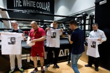 Javier Matallanas regaló una camiseta de Mohammed Alí a los dueños de Fightland.