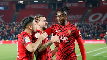 PALMA DE MALLORCA, 20/01/2023.- El centrocampista del Mallorca Dani Rodríguez (c) celebra con sus compañeros tras marcar ante el Celta, durante el partido de Liga en Primera División que RCD Mallorca y Celta de Vigo disputan este viernes en el estadio de Son Moix, en Palma de Mallorca. EFE/Cati Cladera