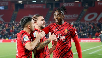 PALMA DE MALLORCA, 20/01/2023.- El centrocampista del Mallorca Dani Rodríguez (c) celebra con sus compañeros tras marcar ante el Celta, durante el partido de Liga en Primera División que RCD Mallorca y Celta de Vigo disputan este viernes en el estadio de Son Moix, en Palma de Mallorca. EFE/Cati Cladera
