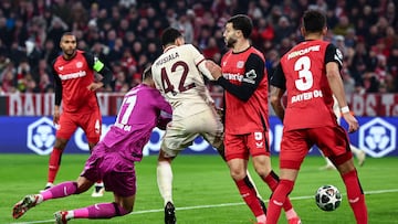 MUNICH (Germany), 05/03/2025.- Jamal Musiala of Bayern (C) scores the 2-0 goal during the UEFA Champions League Round of 16, 1st leg soccer match between FC Bayern Munich and Bayer 04 Leverkusen, in Munich, Germany, 05 March 2025. (Liga de Campeones, Alemania) EFE/EPA/ANNA SZILAGYI