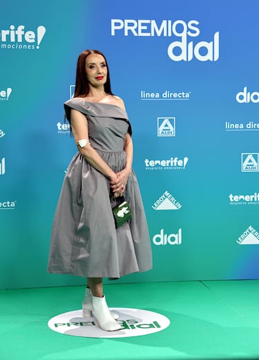 Luz Casal, ante los medios en la alfombra verde de los Premios Dial.