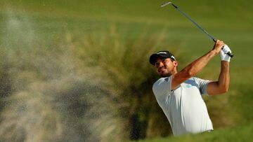 Jason Day golpea la bola en el hoyo 11 durante la primera jornada del torneo The Players.