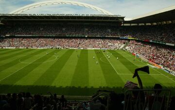 El 27 de abril de 2003 está marcado en el calendario del fútbol femenino español porque     35000 espectadores asistieron en San Mamés al partido que enfrentó al Athletic Club y al Híspalis, que terminó 5-0 para el Athletic, que se proclamó campeón de Liga de la temporada 2002/2003. 