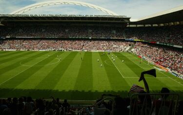El 27 de abril de 2003 está marcado en el calendario del fútbol femenino español porque     35000 espectadores asistieron en San Mamés al partido que enfrentó al Athletic Club y al Híspalis, que terminó 5-0 para el Athletic, que se proclamó campeón de Liga de la temporada 2002/2003. 
