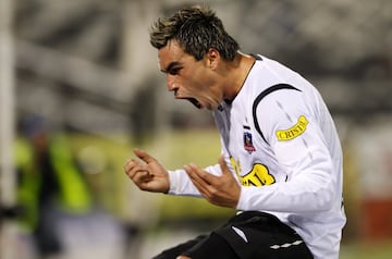 Esteban Paredes cumple 37 años de edad. En su carrera profesional ha jugado en Santiago Morning, Puerto Montt, Pachuca Junior de México, Cobreloa, Colo Colo, Atlante y Querétaro de Mexico. En la selección chilena participa regularmente desde 2006.