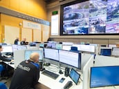 El alcalde de Madrid, José Luis Martínez-Almeida, felicita la Navidad a los trabajadores, en el Centro Integral de Seguridad y Emergencias (CISEM), a 24 de diciembre de 2025, en Madrid (España). Almeida, acompañado por la vicealcaldesa y delegada de Seguridad y Emergencias y el delegado de Políticas Sociales, Familia e Igualdad, han felicitado las fiestas a los trabajadores de Policía Municipal, Bomberos, SAMUR-PC y SAMUR Social que desarrollarán sus labores durante la Nochebuena.
24 DICIEMBRE 2025
Gustavo Valiente / Europa Press
24/12/2025