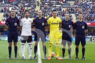Villarreal vs Valencia.
El árbitro Álvarez Izquierdo, arropado por los capitanes de ambos equipos, Parejo y Bruno, los asistentes Ignacio Rubio Palomino y Joan Mendez Mateo y el cuarto árbitro Albert Catalá Ferran.