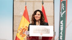 La presidenta de la Comunidad de Madrid, Isabel Díaz Ayuso, participa en el homenaje al piloto madrileño Carlos Sainz y a su copiloto, Lucas Cruz, vencedores del Rally Dakar 2024, en la Real Casa de Correos.