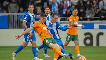 VITORIA, 14/05/2025.- El delantero del Alavés Kike García (d) pelea un balón ante el centrocampista del Valencia Pepelu durante el partido de la jornada 36 de LaLiga EA Sports, entre el Deportivo Alavés y el Valencia CF, celebrado este miércoles, en el estadio de Mendízorrotza, en Vitoria. EFE/ Adrian Ruiz Hierro