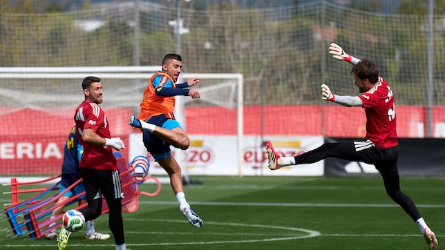 Alineación confirmada de España ante Serbia en el amistoso: vuelven Rodri y Lamine y el debut de Joan tendrá que esperar