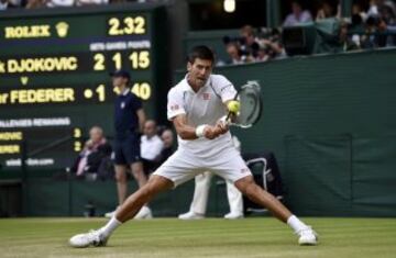 Novak Djokovic durante el partido de la final masculina de Wimbledon.