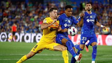 Soccer Football - Spain - LaLiga - Getafe v FC Barcelona - Coliseum Alfonso Perez, Getafe, Spain - August 13, 2023 FC Barcelona's Robert Lewandowski in action with Getafe's Gaston Alvarez REUTERS/Juan Medina