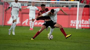 El rojillo Tomeo pugna con un jugador del Eibar en el choque de la pasada temporada.