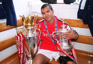 Conocido en España por su paso por el Fútbol Club Barcelona. Al club catalán llegó libre procedente del Arsenal. Tras ello se retiró en el equipo de su vida: el  Feyenoord.