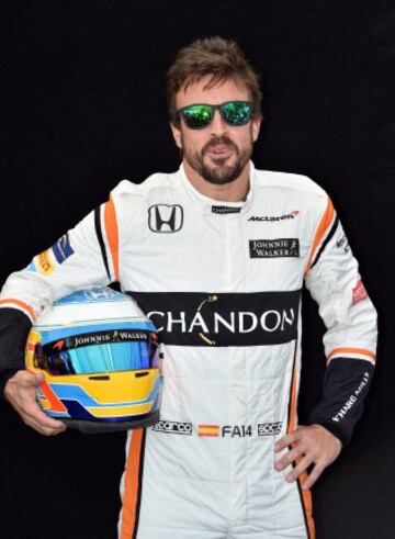 Fernando Alonso posa sujetando el casco antes del GP de Australia. El primero del calendario de Fórmula 1.