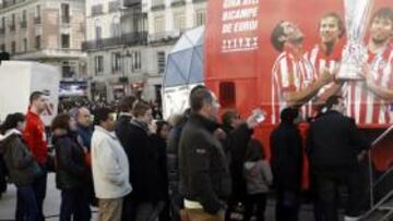 <b>ESPERANDO. </b>Los atléticos hicieron cola durante todo el día para poder ver la exposición rojiblanca en la Puerta del Sol.