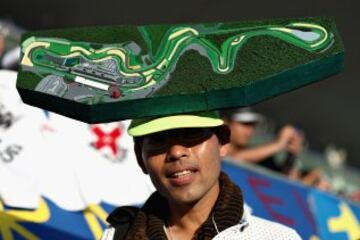 Un aficionado viste un sombrero del circuito de Suzuka.