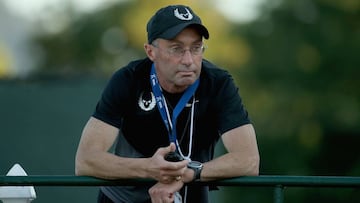 El entrenador Alberto Salazar presencia los campeonatos nacionales de Atletismo de Estados Unidos 2015.