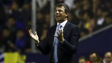 Jose Gonzalez dirigiendo al Málaga ante el Levante.