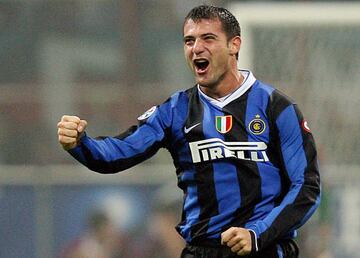 La carrera del serbio estuvo llena de éxitos, ya que ganó en sus tres clubes: Estrella Roja, Lazio e Inter de Milan, siendo este último donde se adjudicó 15 campeonatos. El problema fue a nivel selección donde acudió a los Mundiales con tres representativos diferentes: Yugoslavia, Serbia y Montenegro; y Serbia.