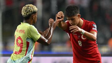 La secuencia del 'enganchón' entre Lamine y Güler - AS.com