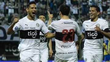 Santa Cruz celebra el gol con sus compa&ntilde;eros de Olimpia.