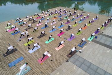 Un grupo de mujeres practica ayer yoga en un parque local para celebrar el día internacional del yoga y promover su práctica en el condado de Feng, al este de China. El país asiático es uno de los lugares del mundo donde mayor seguimiento tiene esta disciplina física y mental.